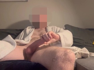 Nach Dem Bad Wichst Mein Großer Schwanz, Während Ich Einen Bademantel Trage. Gut Bestückt Und Sehr Geil Mit Cumshot Auf Bein