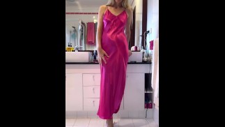 Сексуальная пума в атласе готова к веселой ночи