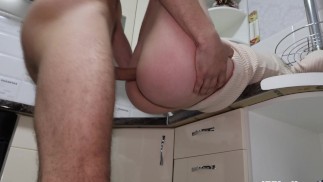 Реальная пара занимается сексом на кухне.