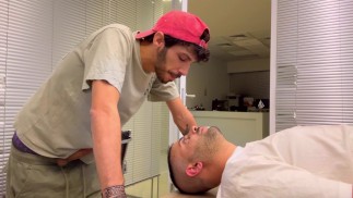 Sexy Hetero-Typ aus dem Nahen Osten dominiert und demütigt untrainierte Schlampe - mit Deep-Throat-Training