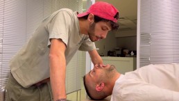 Sexy Hetero-Typ aus dem Nahen Osten dominiert und demütigt untrainierte Schlampe - mit Deep-Throat-Training