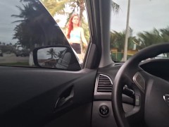 Punheta arriscada para gostosa na rua em público.