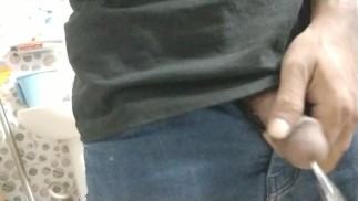 Mature man pissing 🍌💦 loudly