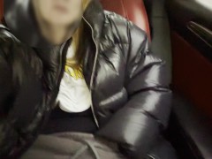 I’m masturbating and play with my tits in the back seat of a taxi