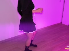 Берет в рот и трахается с незнакомцем на вписке, пока никто не видит. 1/16