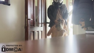 Я пицца трахнул меня жестко и 💦💦на лицо. Я заказал большую пиццу, но у меня не было наличных. догадка