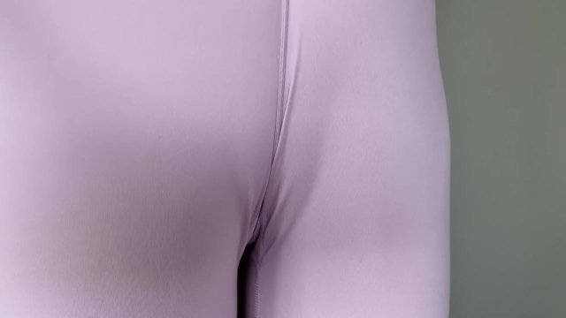 ヨガ前にヨガパンツを食い込ませて気持ちよくなる人妻