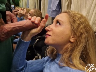 Публичный отсос в раздевалке магазина