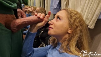 Публичный отсос в раздевалке магазина