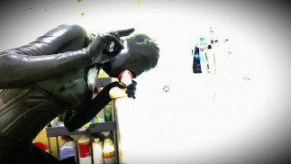 Тренировка глубокой глотки в латексе