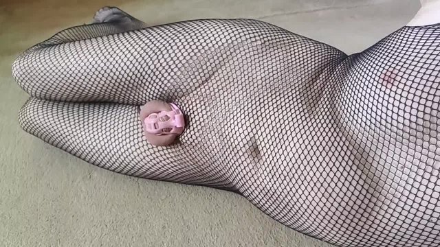 Shy Racoon is cumming hands free