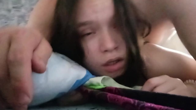 Отчим трахнул падчерицу, пока она разговаривала с матерью по телефону