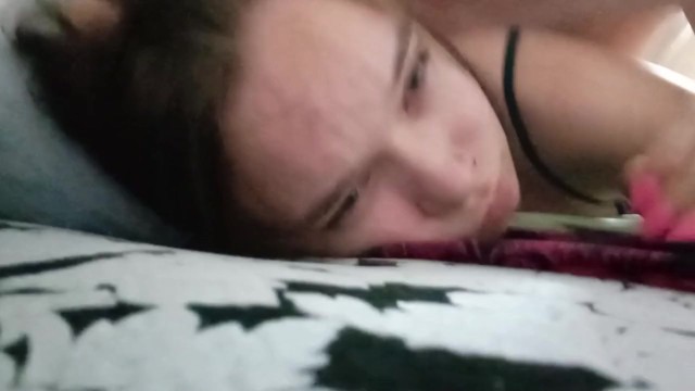 Отчим трахнул падчерицу, пока она разговаривала с матерью по телефону