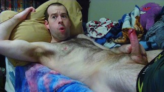 Virgin Stiefbruder stöhnt im Bett mit Schwanz und Cumshot. Xd