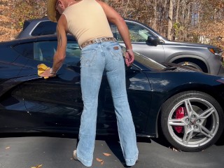 Corvette Cowboy стряхивает пыль с машины и своего ковбойского члена