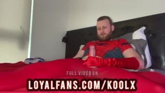 Человек-паук опустошает свой веб-шутер