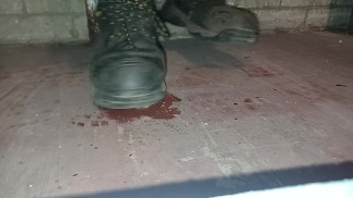 Pão pau esmagado e pisoteado por botas sujas 👣👣