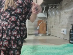 Юная и похотливая. Очень горячая мамочка скучает одна дома - Screenshot 2 of 16 - Hot Mom