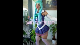 Hot косплеерша танцует и тверкает