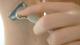 GIRL SHAVING HAIRY ARMPITS IN HOTEL SHOWER