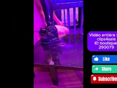 Je libère mon soumis de chasteté en éclatant sa bite et ses couilles en cage sous mes bottes