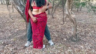 Horny Indian Housewife Cheating with Friend - Giving Deep Throat in Outdoor - Saree Sex