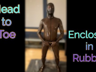 Покрытый с головы до ног резиной - в прозрачном латексном костюме с полным корпусом Black.