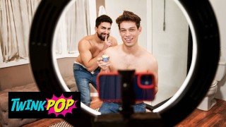 TWINKPOP - Hot DelRay lèche Michael le trou du cul de Nick LA puis le baise fort en missionnaire