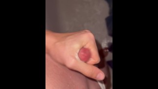 Baby играет с подгузником в душе