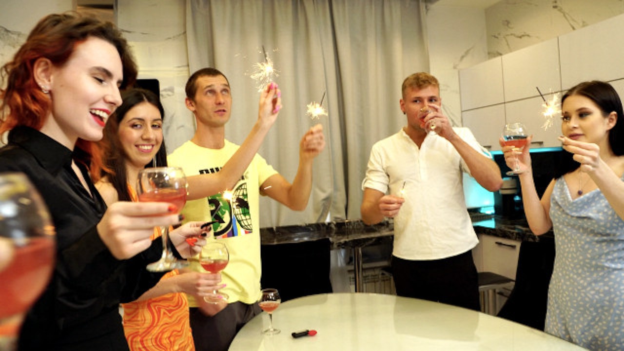 Студенты празднуют Новый год на вечеринке и занимаются групповым сексом