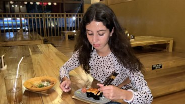 Я кончаю на лицо девушке в общественном Sushi баре, и она ест роллы со спермой на лице - Cumwalk