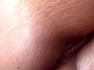 Ebony смотрит порно, играя с толстой киской, пока она не сквиртует