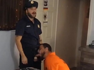 Заключённый трахает сотрудника исправительного учреждения