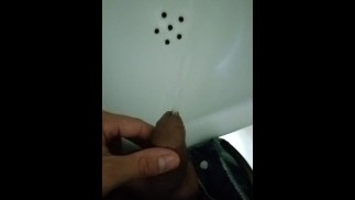 MICROPENE, PISSER DÉSPÉRÉ DANS LES SALLES DE BAINS PUBLIQUES, PRESQUE OBTENU, GROS PLAN