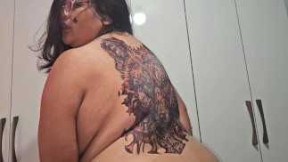 Пухленькая глотает всё своё молоко