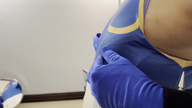 female maskerのコスプレイヤーが乳首を刺激して興奮