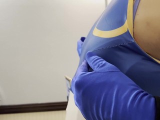 Female Maskerのコスプレイヤーが乳首を刺激して興奮