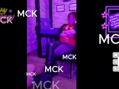 J'ordonne à mon soumis de lécher mes cuissardes, un vrai délice pour un esclave !