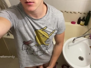 在浴缸里抽搐 独居男孩在邻居的厕所里自慰 D