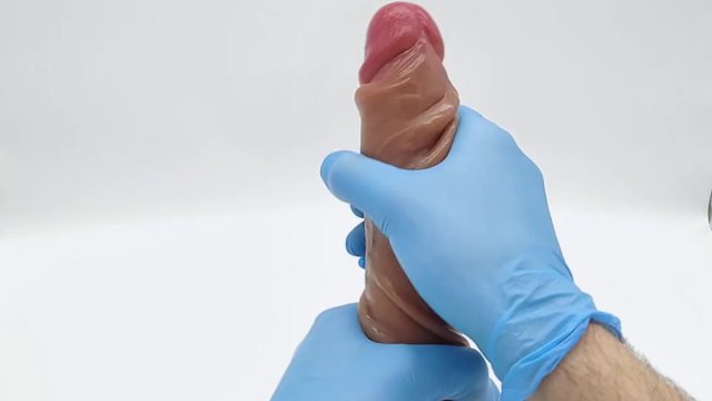 Enlarging this penis and its flexible skin - play with the foreskin