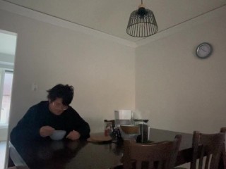 Несчастная одинокая азиатская тинка проводит время в одиночестве