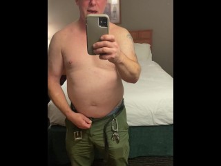 淘气的火车工想着他在Chicago的Ebony荡妇
