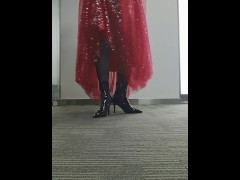 穿着华丽的性感演出服，在办公室穿着漆皮高跟靴自慰，喷了一地！！！！ - Screenshot 6 of 16 - Boots