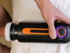 Автоматический мастурбатор доводит мой член до оргазма