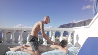 Неожиданный массаж во время принятия солнечных ванн Naked на балконе