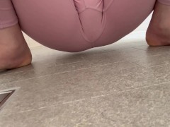 ヨガパンツでお風呂でお漏らしする人妻 - Screenshot 10 of 16 - Japanese Milf