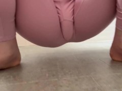 ヨガパンツでお風呂でお漏らしする人妻 - Screenshot 4 of 16 - Hentai