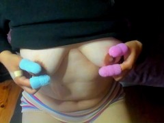 シリコンブラシで乳首とクリトリスをコスコスしてビクビク感じる日本人女性。 - Screenshot 2 of 16 - オナニー