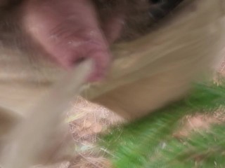 Solo-Mann Pisst Draußen Auf Einer Stark Befahrenen Straße Und Kann Sich Nirgends Verstecken