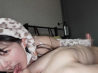 Japanische Mädchen in Einem Leopardenkostüm Geben Einem Mann Einen Handjob, Während Sie Zungenküsse Machen.